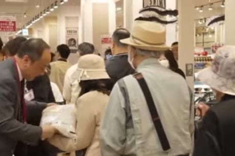 Απίστευτες ουρές στην Ιαπωνία για λίγο επιδοτούμενο ρύζι (βίντεο)