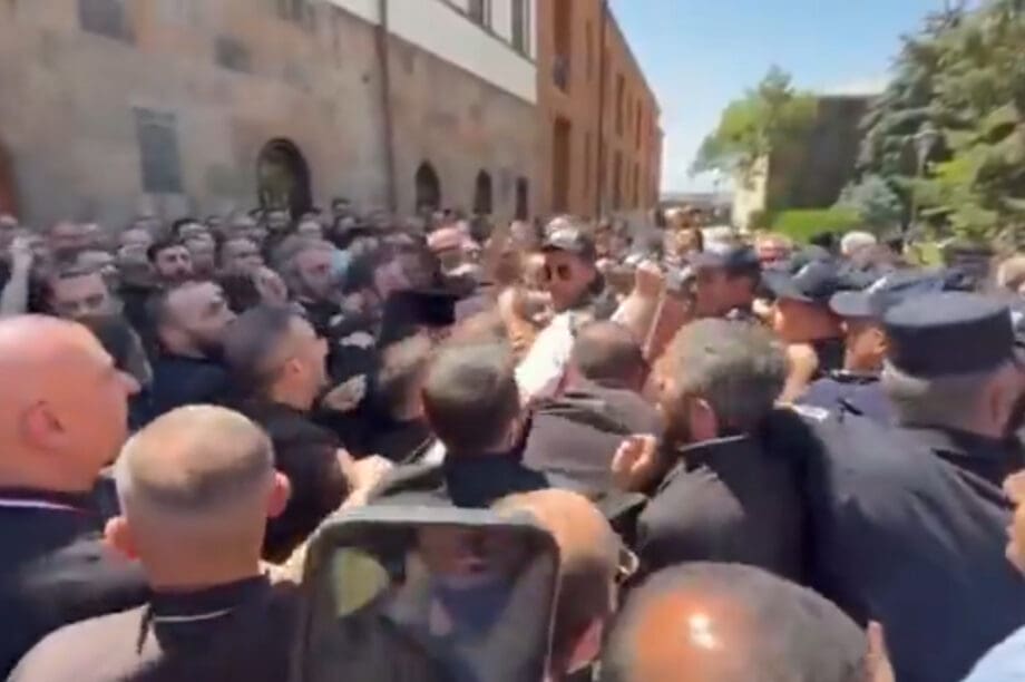 Αρμενία: Συνέλαβαν μητροπολίτες για απόπειρα πραξικοπήματος! (βίντεο)