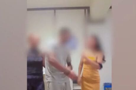 Η κατάθεση στην Αστυνομική Διεύθυνση μετατράπηκε σε... γλέντι (βίντεο)