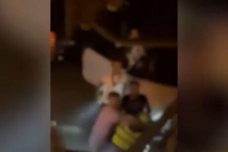 Η στιγμή της επίθεσης και του άγριου ξυλοδαρμού σε υπάλληλο καθαριότητας (βίντεο)