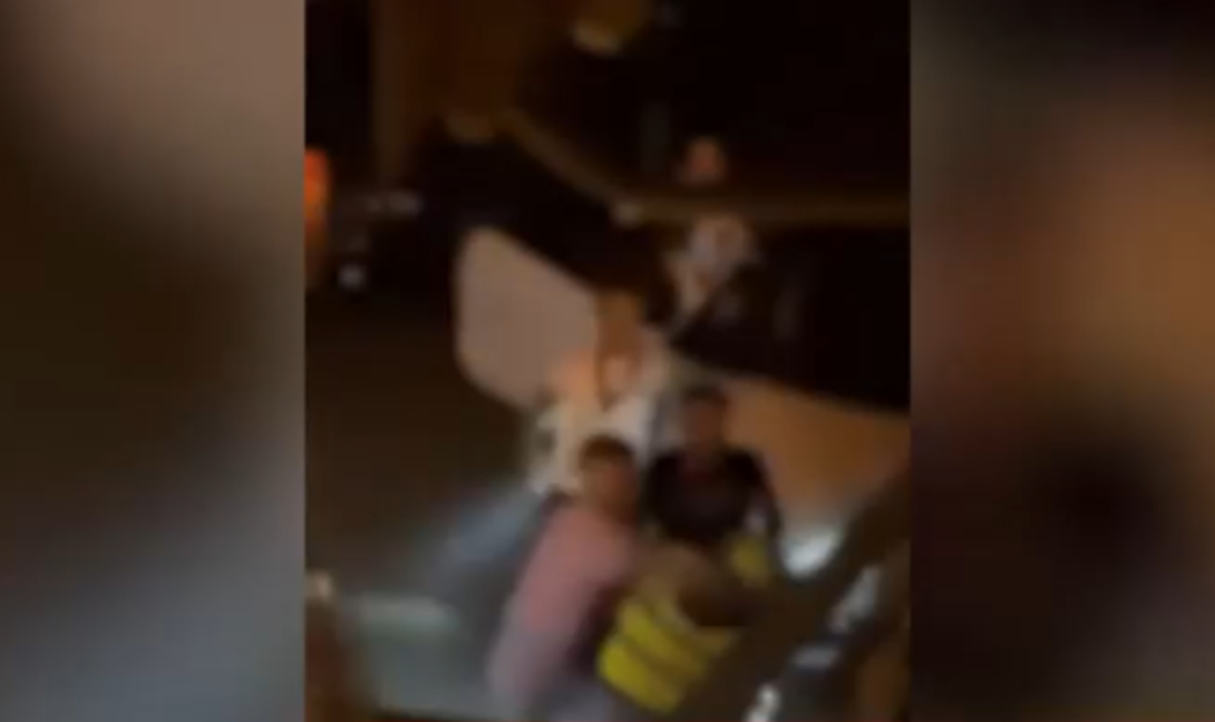 Η στιγμή της επίθεσης και του άγριου ξυλοδαρμού σε υπάλληλο καθαριότητας (βίντεο)