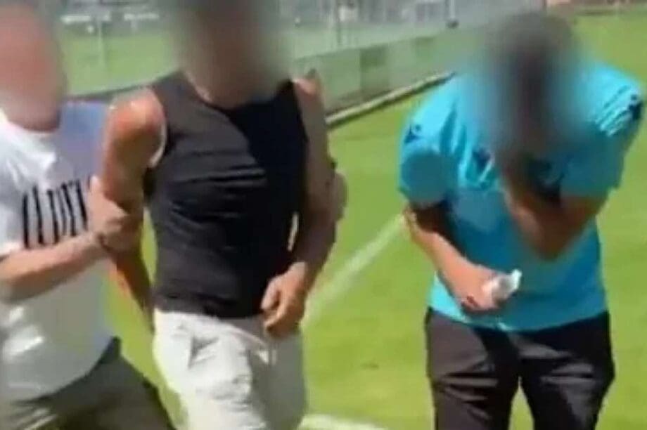 πατέρας μπουνιά απίστευτο