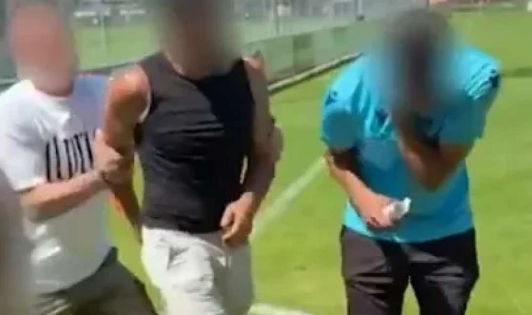 πατέρας μπουνιά απίστευτο