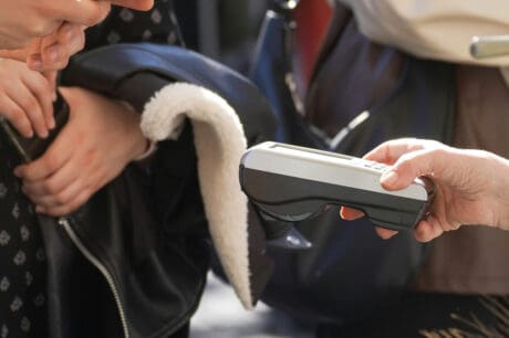 pexels ανεπαφη συναλλαγη