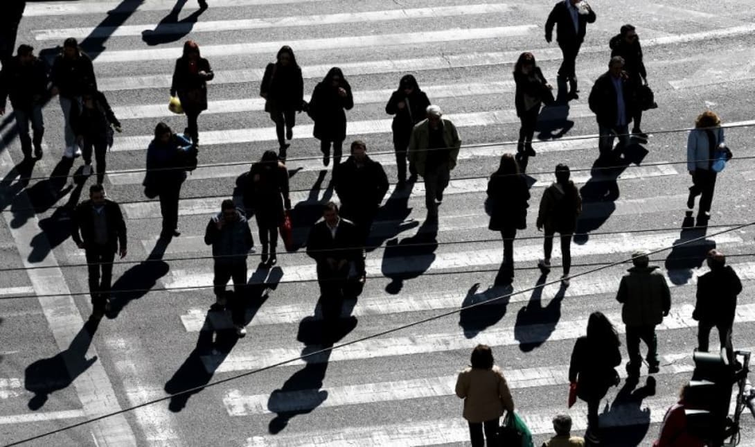 κόσμος προχωράει σαν σκιές σε διάβαση πεζών