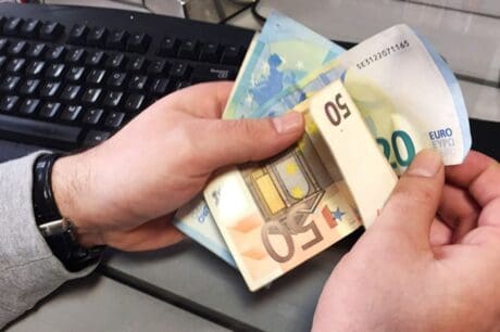 Ποιοι παίρνουν επιχορήγηση 14.800 ευρώ για να στήσουν δική τους επιχείρηση