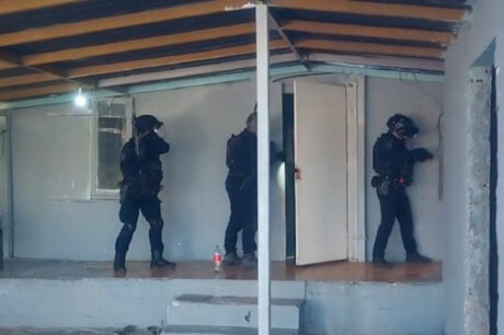 13 συλλήψεις μετά από έφοδο της Αστυνομίας σε οικισμό (βίντεο)