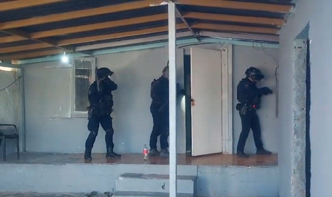 13 συλλήψεις μετά από έφοδο της Αστυνομίας σε οικισμό (βίντεο)