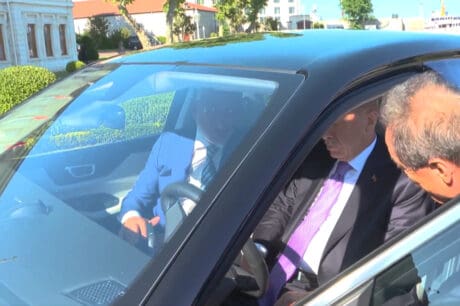 Ερντογάν: Έκανε test drive στο νέο ηλεκτρικό αυτοκίνητο της τουρκικής εταιρείας (βίντεο)