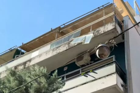 Κίνδυνος θάνατος με γυάλινο κάγκελο που κρεμόταν πάνω από περαστικούς (βίντεο)