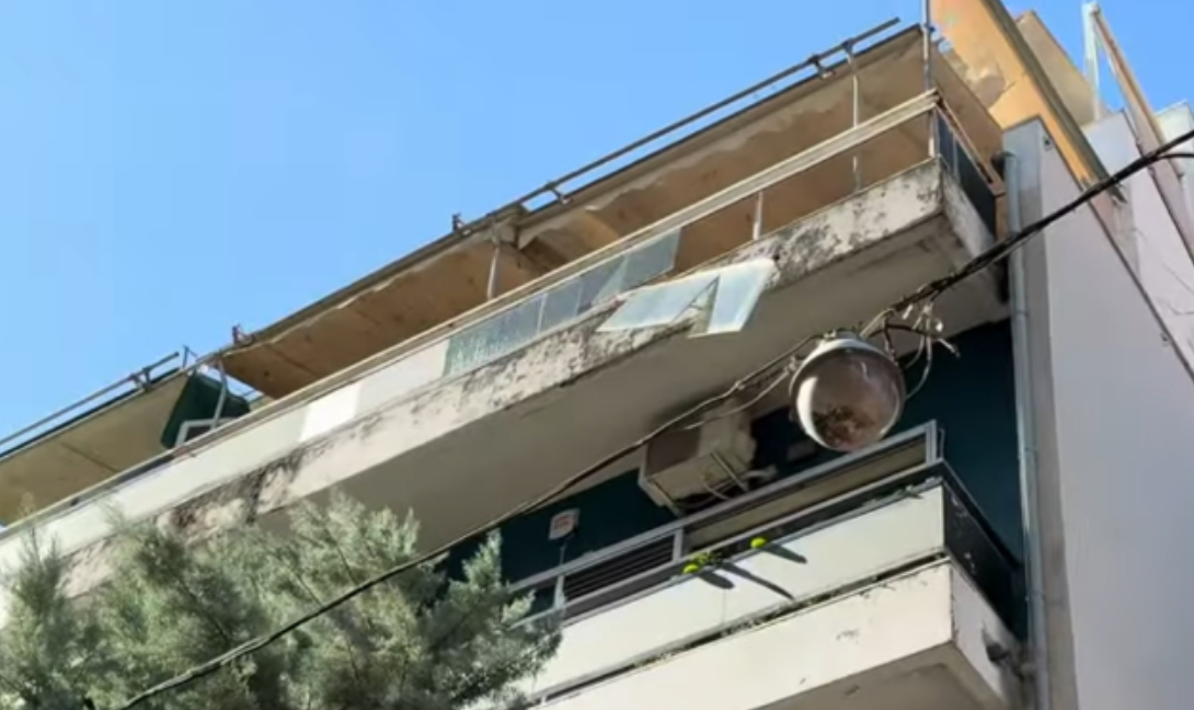 Κίνδυνος θάνατος με γυάλινο κάγκελο που κρεμόταν πάνω από περαστικούς (βίντεο)