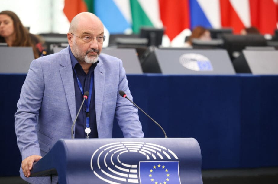 Σάκης Αρναούτογλου