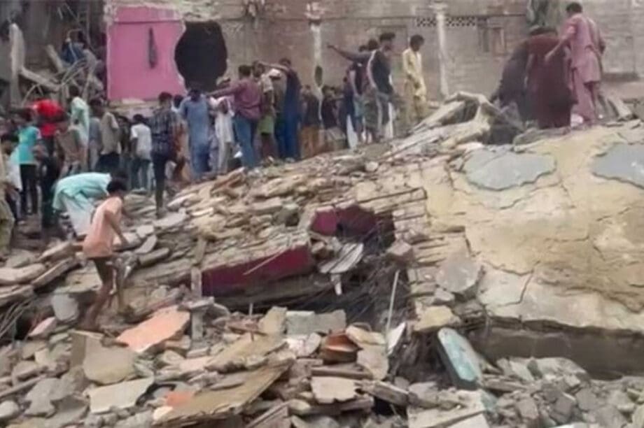 Πακιστάν: Κατάρρευση κτιρίου με τουλάχιστον 16 νεκρούς και αρκετούς εγκλωβισμένους! (βίντεο-φωτογραφίες)