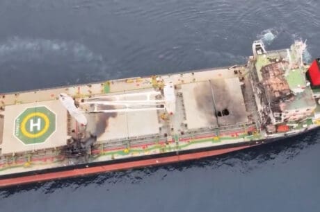 Υεμένη: Καρέ καρέ η στιγμή της επίθεσης των Χούθι στο ελληνόκτητο πλοίο “Eternity C” (βίντεο)