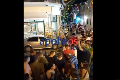 Τρελή πορεία ΙΧ στη Ζακύνθο - Έπεσε πάνω σε πιστούς (βίντεο)