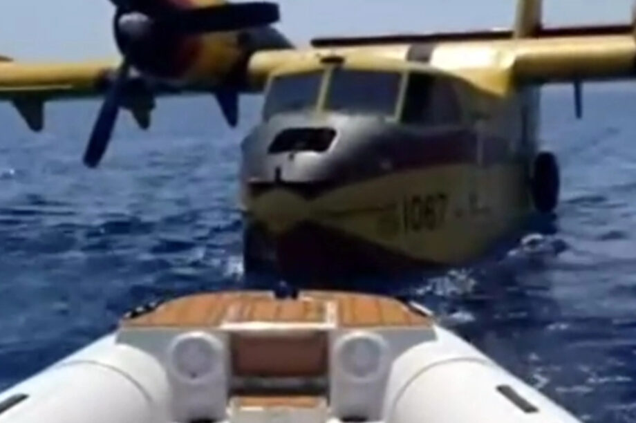 Βίντεο από τη ρυμούλκηση του πυροσβεστικού αεροσκάφους που έκανε αναγκαστική προσθαλάσσωση
