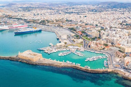 «Ελλάς εν πλώ» – Ξεκίνησε η Ναυτική Εβδομάδα 2025 στο Λιμάνι του Ηρακλείου