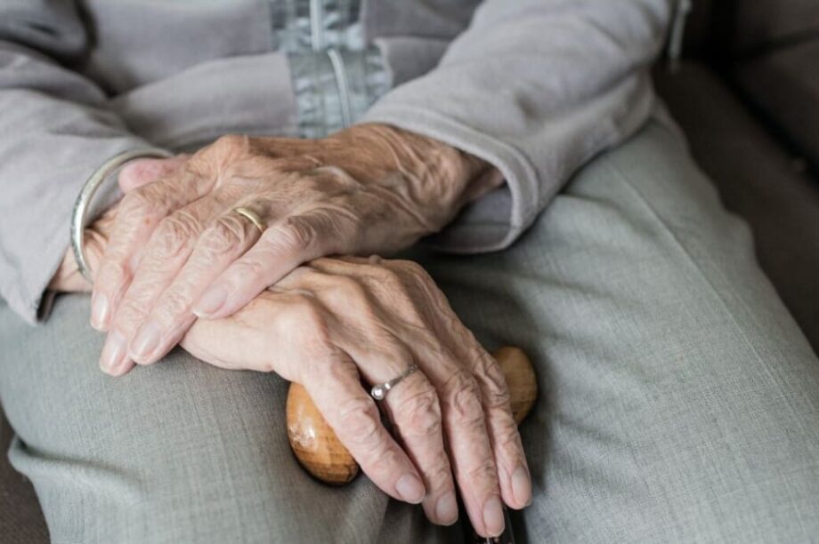 Ηλικιωμένη Να γιατί οι γυναίκες γερνάνε καλύτερα από τους άνδρες