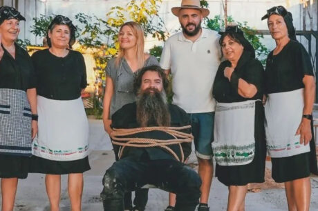 Οι viral γιαγιάδες της Κρήτης «ξαναχτύπησαν»: Η βεντέτα για τα γλέντια...και οι συνωμοσίες - Δείτε το απολαυστικό βίντεο