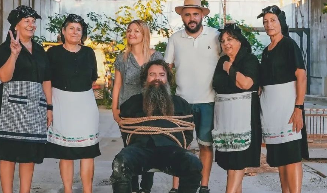 Οι viral γιαγιάδες της Κρήτης «ξαναχτύπησαν»: Η βεντέτα για τα γλέντια...και οι συνωμοσίες - Δείτε το απολαυστικό βίντεο
