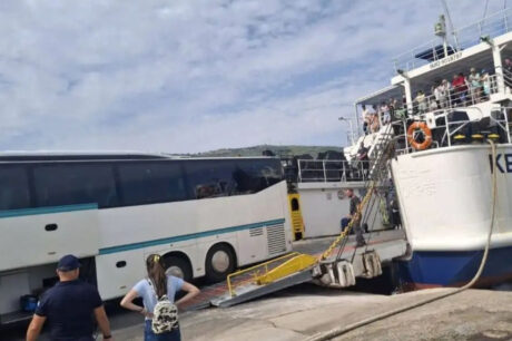 Πλοίο μπουκαπόρτα λεωφορείο
