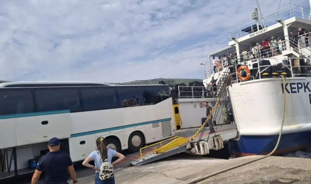 Πλοίο μπουκαπόρτα λεωφορείο