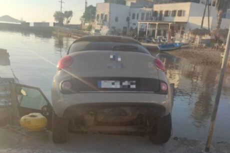 Αυτοκίνητο έπεσε μέσα σε λιμάνι μετά από λάθος της οδηγού