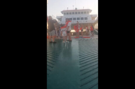 Η επιχείρηση εκκένωσης του φέρι μποτ που έπεσε σε ξέρα (βίντεο)