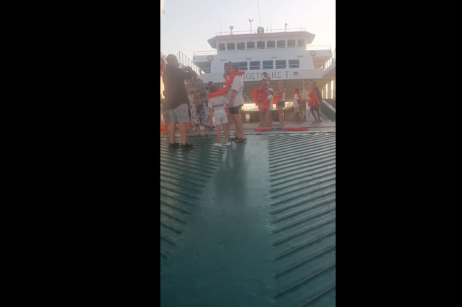 Η επιχείρηση εκκένωσης του φέρι μποτ που έπεσε σε ξέρα (βίντεο)