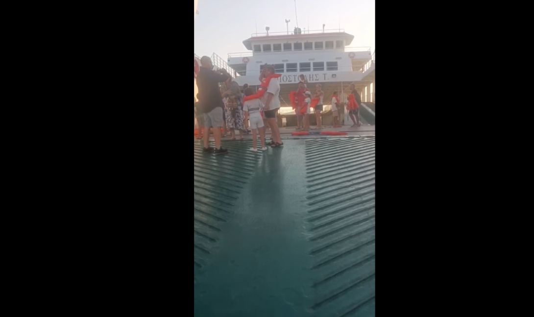Η επιχείρηση εκκένωσης του φέρι μποτ που έπεσε σε ξέρα (βίντεο)
