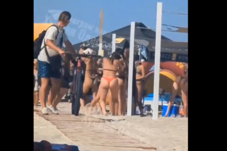 Απίστευτο ξύλο μεταξύ γυναικών σε παραλία με αφορμή ένα τραγούδι (βίντεο)