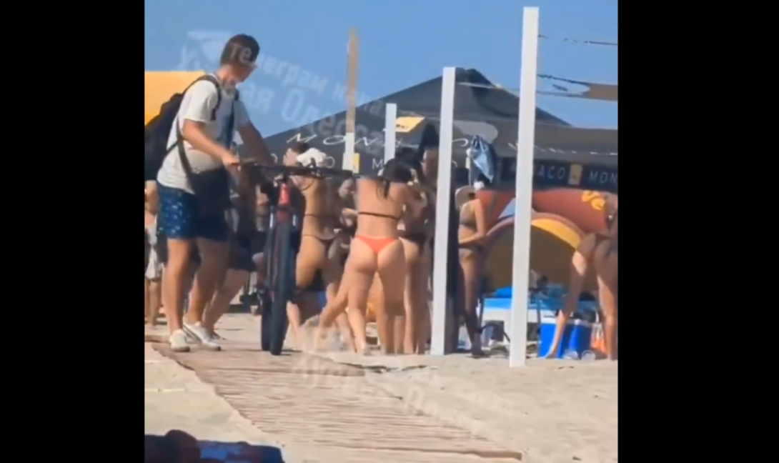 Απίστευτο ξύλο μεταξύ γυναικών σε παραλία με αφορμή ένα τραγούδι (βίντεο)