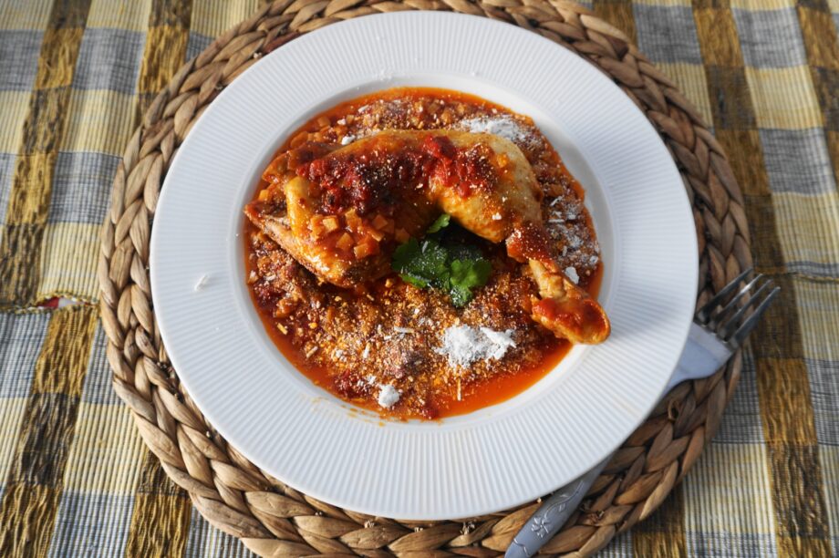 Κοτόπουλο κοκκινιστό, με ξινομυζήθρα