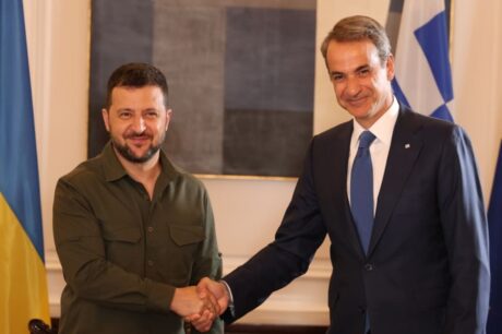 Τηλεφωνική επικοινωνία Μητσοτάκη – Ζελένσκι: Στο τραπέζι αεράμυνα και ανάκαμψη της Ουκρανίας
