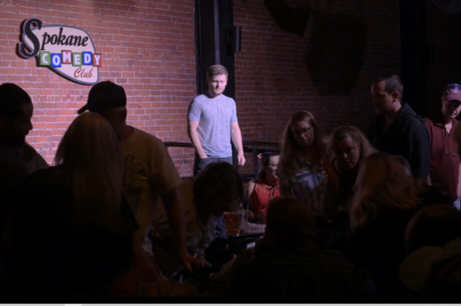 Θεατής υπέστη καρδιακή προσβολή εν μέσω παράστασης stand up comedy του Ντρου Λιντς (βίντεο)