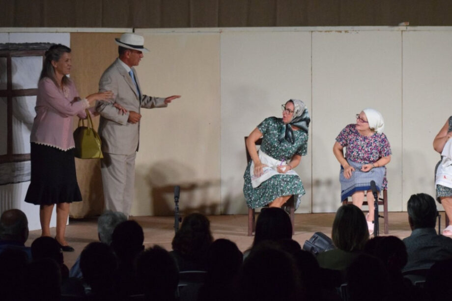 Η Θεατρική Ομάδα Γαρίπας παρουσιάζει τη μαύρη κωμωδία «Για την Ανάσταση ούτε Λέξη» (φωτογραφίες)