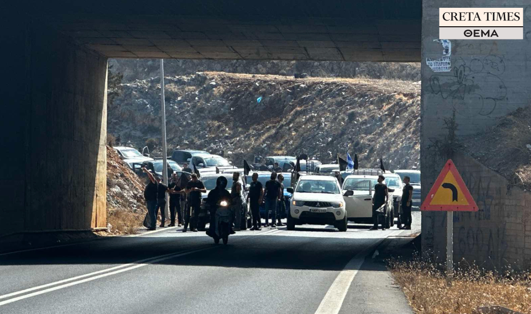 Ηράκλειο: Στον κόμβο του αεροδρομίου μεταβαίνουν οι αγροτοκτηνοτρόφοι – «Μπλόκο» από την ΕΛ.ΑΣ. (Βίντεο, φώτο)