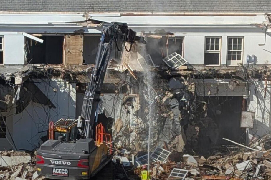 Γκρεμίζει μέρος του Λευκού Οίκου για να κάνει αίθουσα χορού ο Τραμπ!