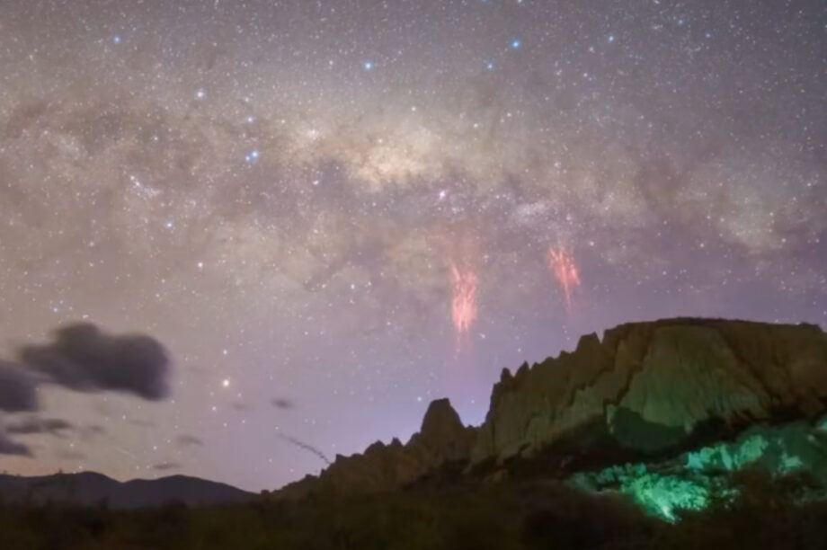 Απίστευτο φαινόμενο με κόκκινο κεραυνό στον ουρανό της Νέας Ζηλανδίας (βίντεο)
