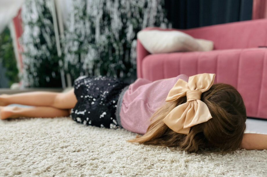 Eίναι φυσιολογικό ένα παιδί να κοιμάται στο πάτωμα;