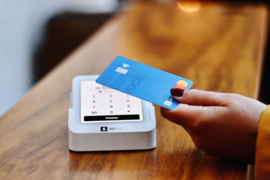 «Μετωπική σύγκρουση» μεταξύ IRIS και καρτών για τις πληρωμές