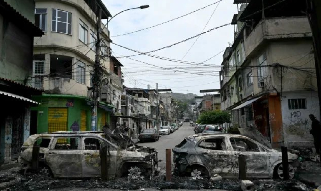Βραζιλία: Αιματηρή επιδρομή με τουλάχιστον 64 νεκρούς στις φαβέλες του Ρίο!