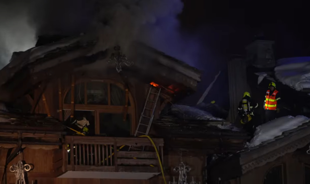 Μεγάλη πυρκαγιά σε πολυτελές ξενοδοχείο στις γαλλικές Άλπεις, απομακρύνθηκαν 270 άτομα (βίντεο)