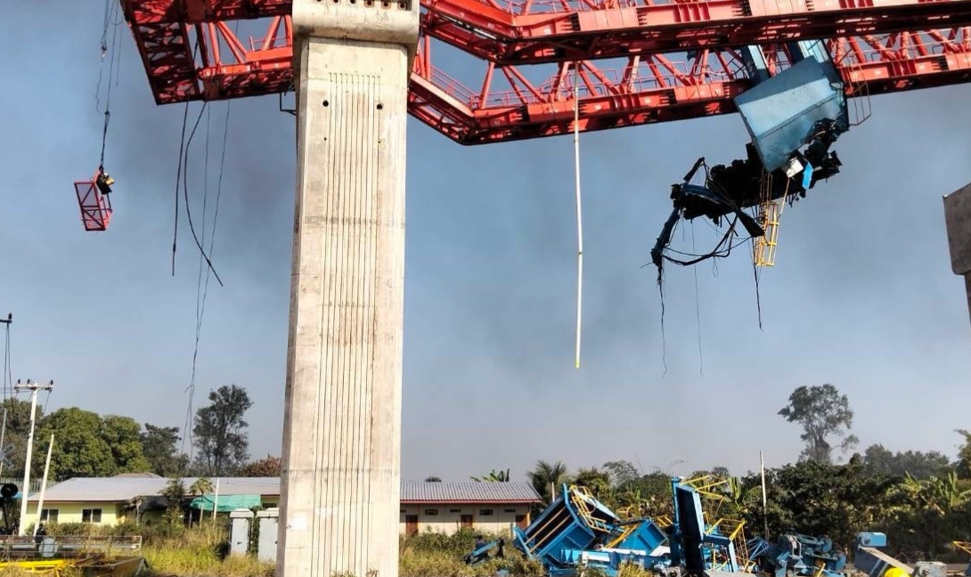 Δεκάδες νεκροί και τραυματίες στην Ταϊλάνδη από πτώση γερανού σε τρένο