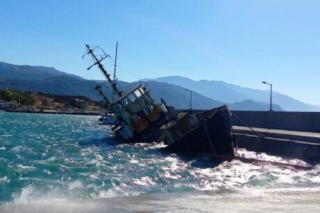 Χανιά: Εργασίες στο λιμάνι της Παλαιόχωρας, απομακρύνεται το ημιβυθισμένο «τσιγαράδικο»