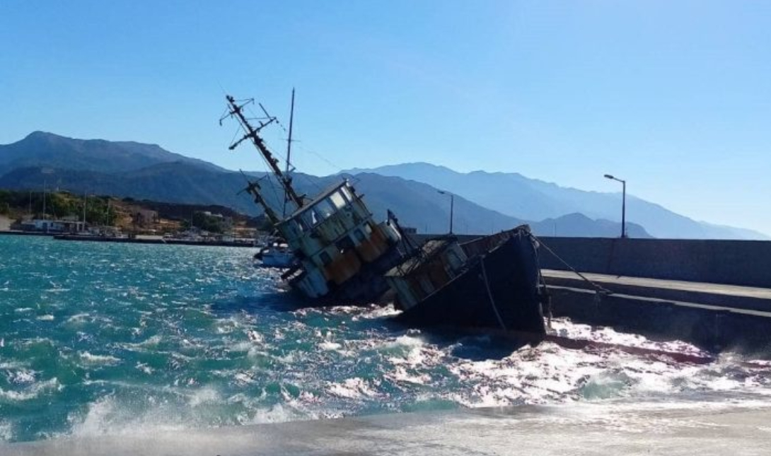 Χανιά: Εργασίες στο λιμάνι της Παλαιόχωρας, απομακρύνεται το ημιβυθισμένο «τσιγαράδικο»