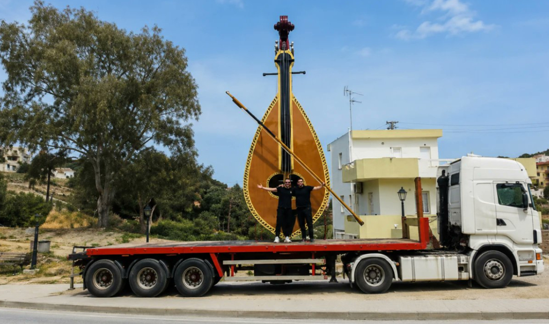 Έτοιμη για ρεκόρ Γκίνες η 10μετρη κρητική λύρα!