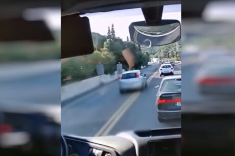 «Δολοφονική» προσπέραση 8 αυτοκινήτων στον ΒΟΑΚ σε στροφή χωρίς ορατότητα (βίντεο)
