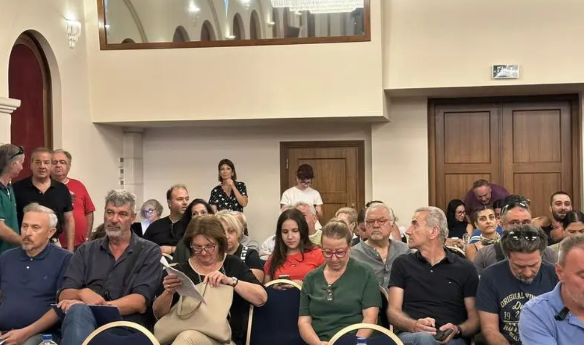 Μεταναστευτικό: Διαμαρτυρία στο Περιφερειακό Συμβούλιο Κρήτης για τη δομή στους Αθανάτους